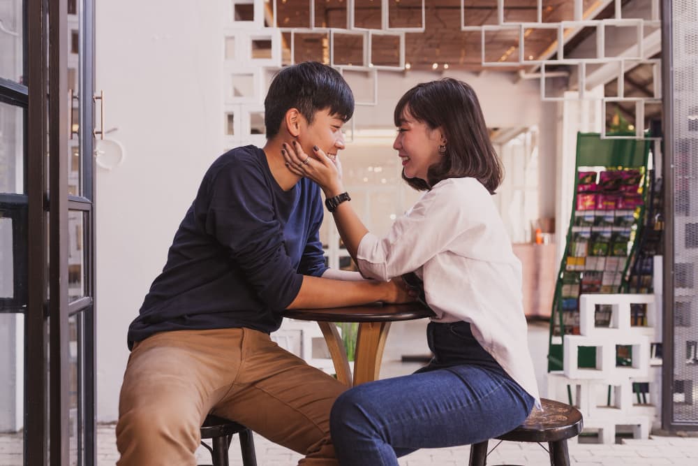สองคนนั่งคุยกันในคาเฟ่อย่างผ่อนคลาย